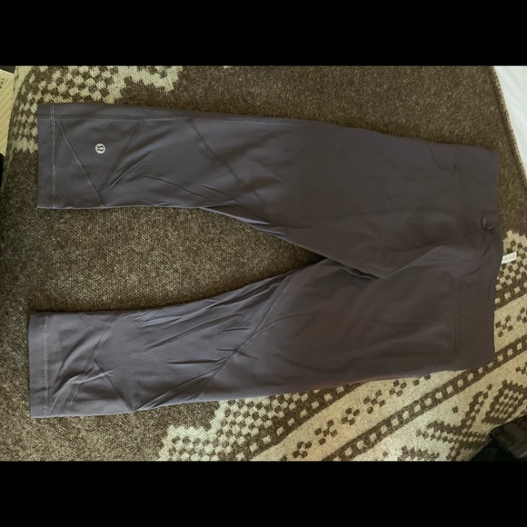 lululemon grey cropped leggings with pockets and zipper Like new- worn once - Picture 2 of 7